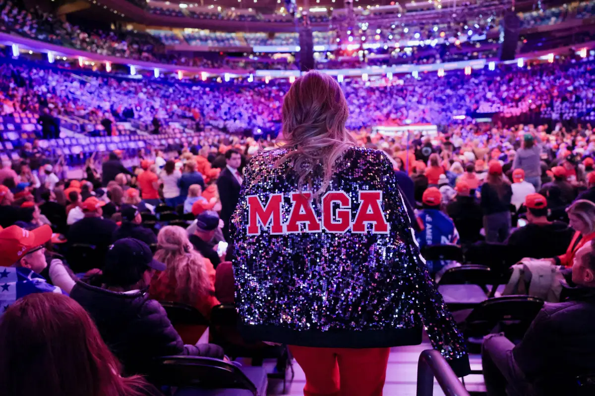 La abogada Alina Habba lleva una chaqueta MAGA el día de un mitin para el candidato presidencial republicano y expresidente estadounidense Donald Trump, en el Madison Square Garden, en Nueva York, EE. UU., el 27 de octubre de 2024.