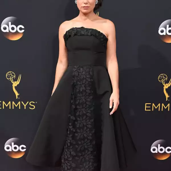Maura Tierney en Christian Siriano.