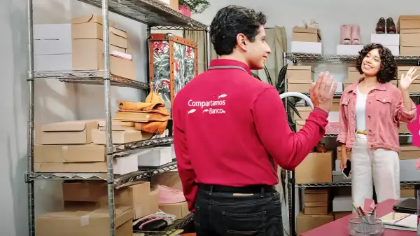 Asesor financiero de Compartamos Banco platica con una emprendedora 