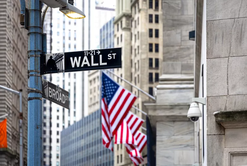Primer plano del cartel de Wall Street en el distrito financiero de la ciudad de Nueva York. 