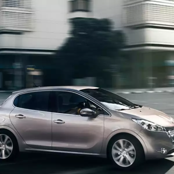 Inicialmente, el 208 ofrecerá cinco versiones diesel, de las cuales cuatro tienen el nuevo sistema Stop & Start de micro hibridación denominado e-HDi.