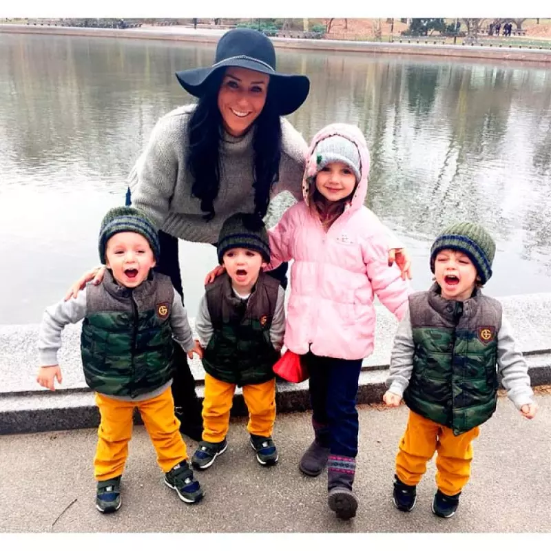 Sin importar el frío que haga, la conductora presume a sus hijos, quienes en esta ocasión dejaron de ser los ayudantes de Santa para convertirse en sus glamourosos acompañantes.