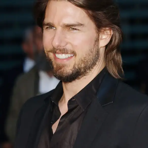 Aún con el pelo largo y barba, Tom lucía espectacularmente guapo.