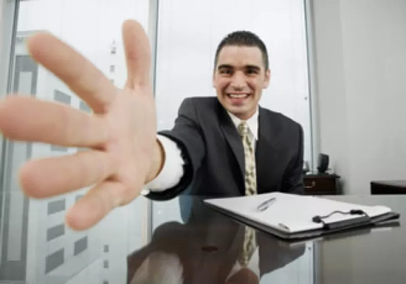 Asegúrate de mantener una actitud positiva durante tu encuentro con el reclutador. (Foto: Jupiter Images)