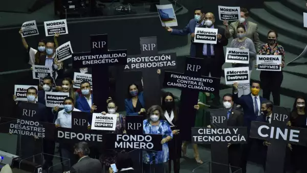 Integrantes del grupo parlamentario del PAN protestaron en contra de la aprobación del dictamen que busca la eliminación de 109 fideicomisos, ésto mientras se desarrolla la sesión ordinaria de la Cámara de Diputados.