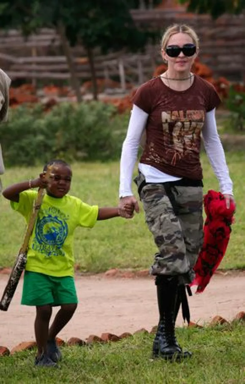 La cantante informó que sigue los procedimientos regulares para adoptar una niña malauiana.
