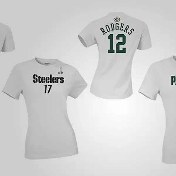 Para ellas, este diseño estilizado de playeras con el nombre de figuras importantes de los dos equipos al anverso. Precio: 34 dólares.