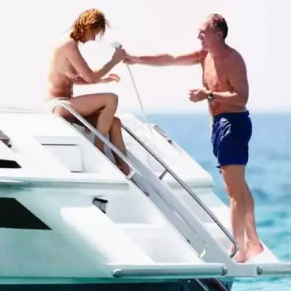 ¡Qué calor! La pareja se la pasó riendo y jugueteando con una regadera.