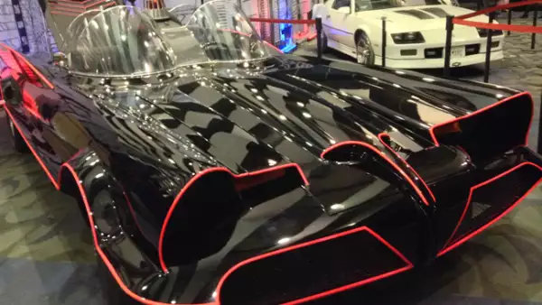 Es la r�plica del Batim�vil de 1966 que viene en escala 1:18, con Batman y Robin en su interior.