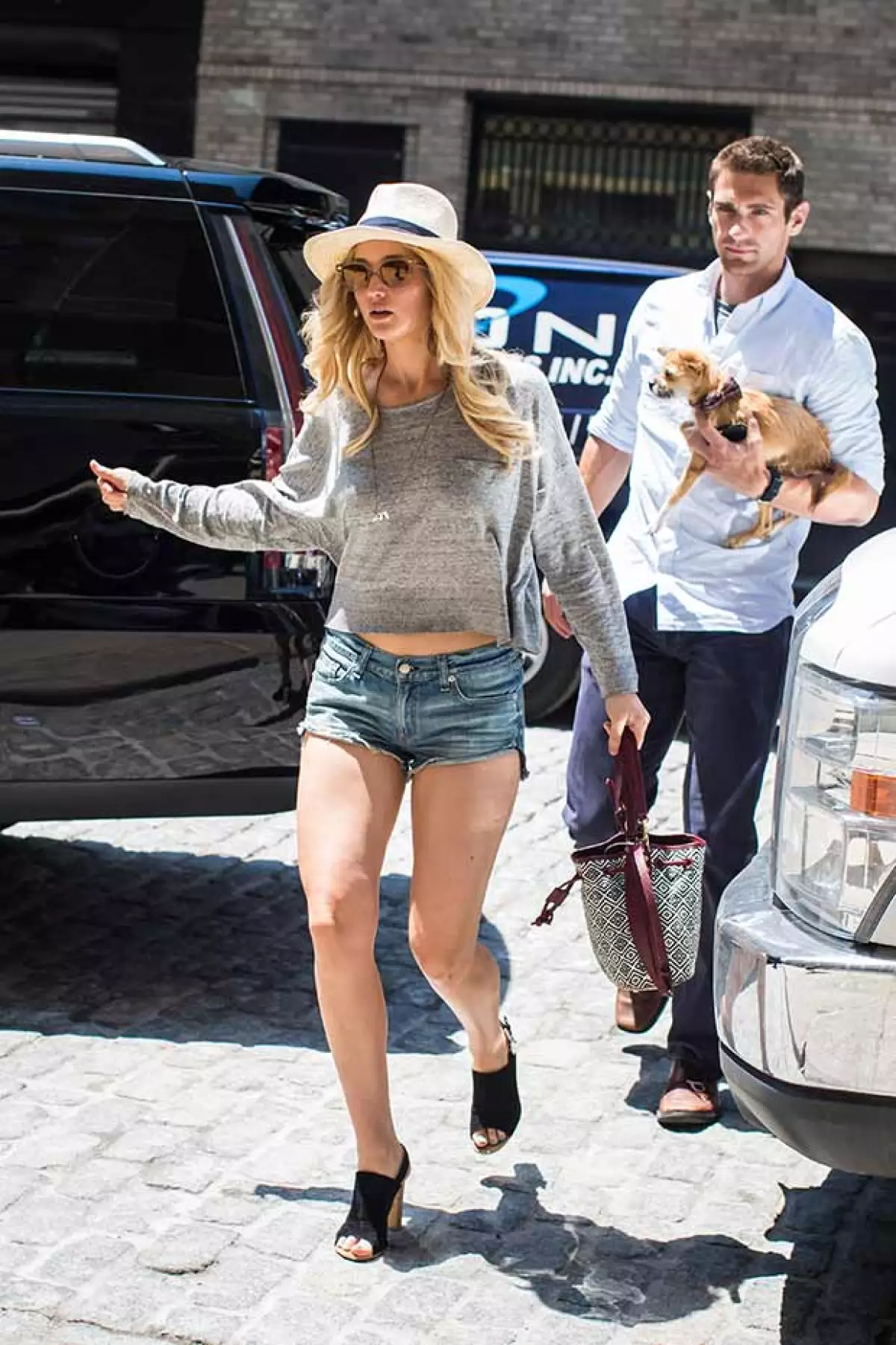 La actriz fue fotografiada en Nueva York acompañada por un atractivo hombre, quien se encarga de protegerla y hasta de cuidar a su perro.