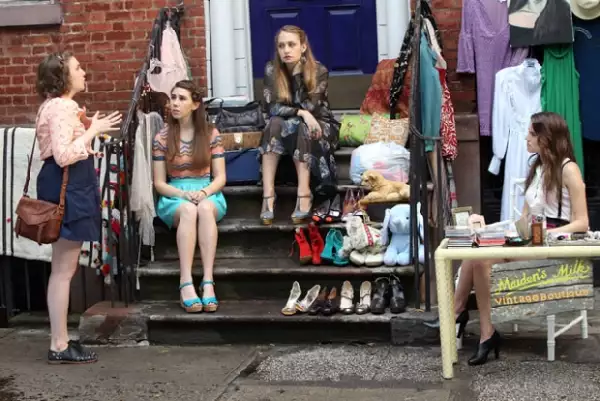 Allison en el set de Girls.