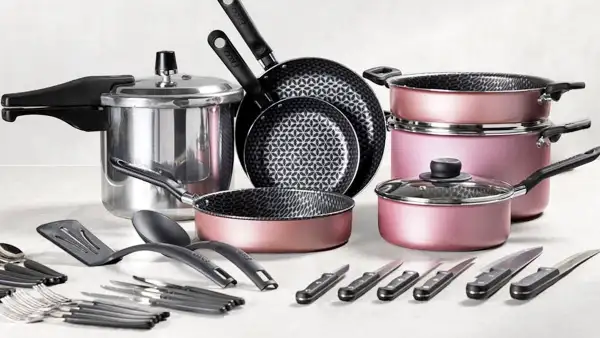 Un conjunto de utensilios de cocina de la marca Vasconia en color acero y rosa, con perillas negras.