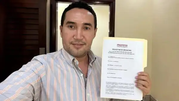Arturo Marín, aspirante de Morena a la alcaldía de Cuajinicuilapa, posa con su registro a la candidatura de Morena. 