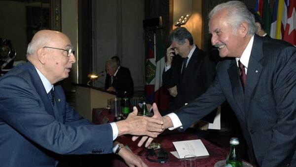 El 11 de diciembre de 2006, el entonces presidente de Italia, Giorgio Napolitano se reunió con Carlos Fuentes en las celebraciones por el 40t aniversario del Instituto Latinoamericano.