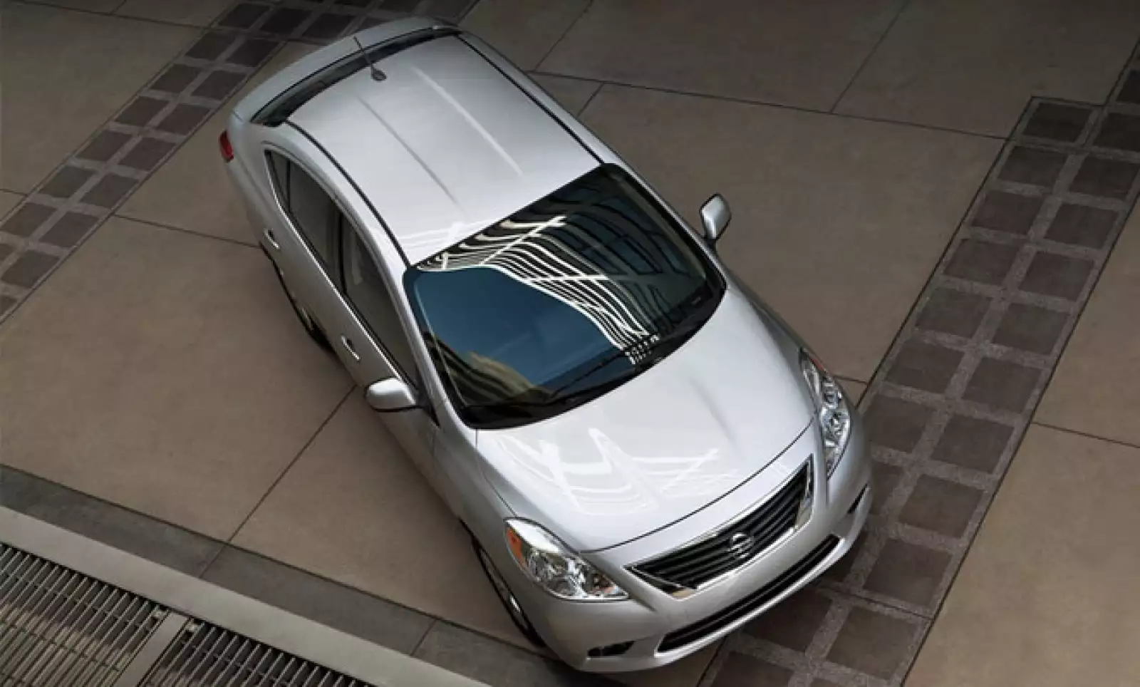 Nissan Versa cuenta con el motor de cuatro cilindros y 1.6 litros, que entrega una potencia de 106 caballos de fuerza.