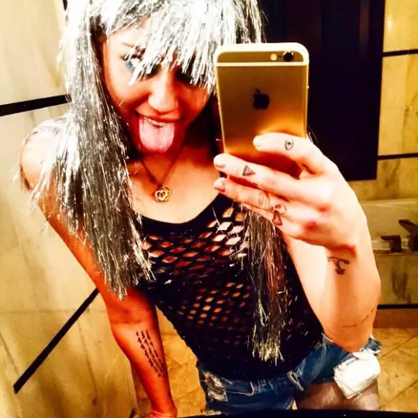 "Sabes que fue una buena noche cuando robas una playera a un stripper", escribió la artista al pie de la selfie.