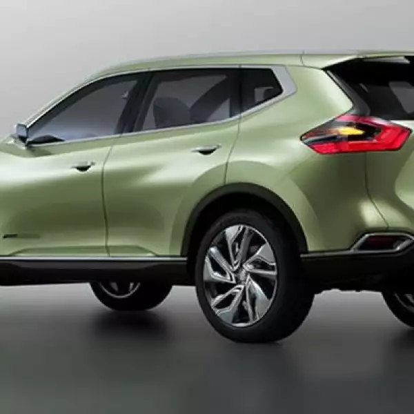 La parte delantera posee la parrilla en V que se complementa con los faros y las llantas de 21 pulgadas.