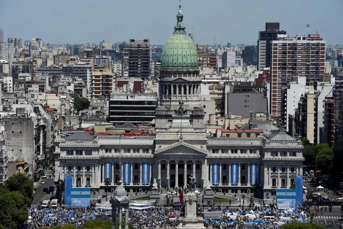 Los partidarios de Javier Milei se reúnen fuera del Congreso Nacional, el día de su juramento como presidente de Argentina, en Buenos Aires, Argentina, el 10 de diciembre de 2023.