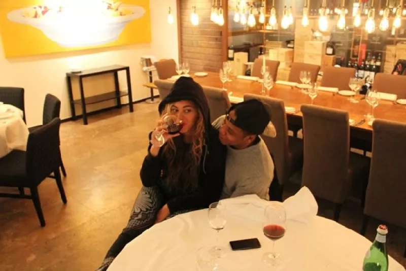 La cantante decidió cortar de raíz el rumor con la publicación de una imagen en la que la vemos tomando alcohol, restricción a la está sometida cualquier mujer que espera un bebé.