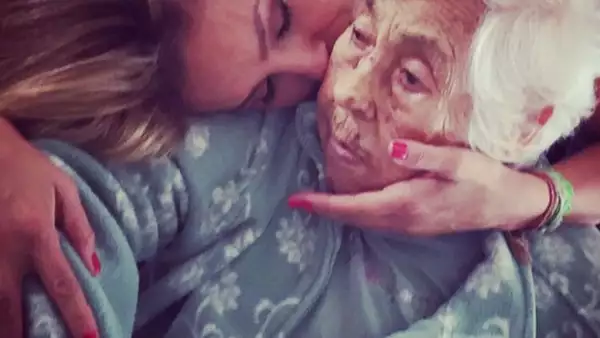 La cantante se mostró bastante perturbada por la situación de salud de su abuela, quien a sus 97 años está a cargo de la hermana de Thalía, Laura Zapata.
