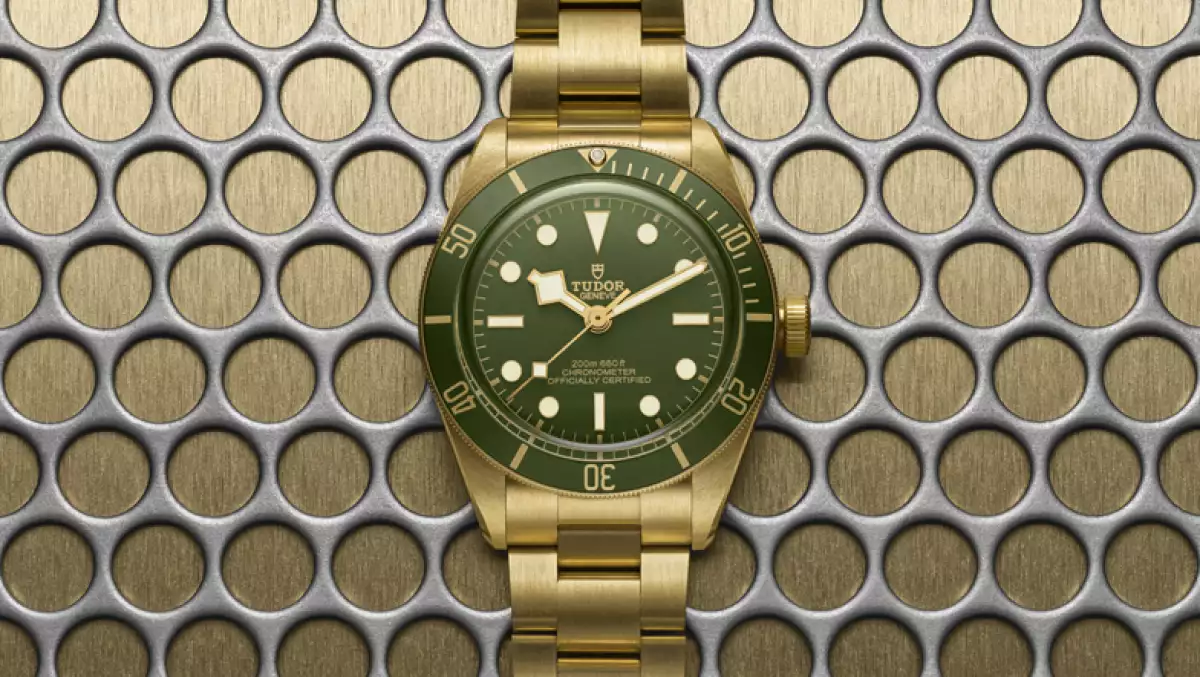 foto del reloj tudor black bay 5 en oro de 18 quilates