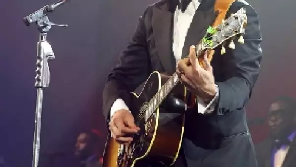 Luego de cuatro años de ausencia, el cantante se presentó con una actitud sexy y cautivadora durante un evento especial previo al Super Bowl.