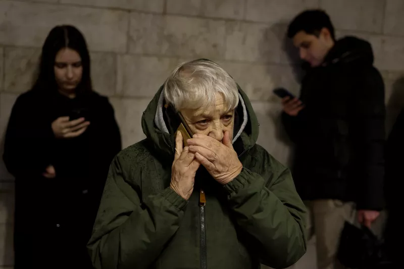 Personas unas comunicación móvil e internet junto a la estación del metro luego de los ataques rusos. 