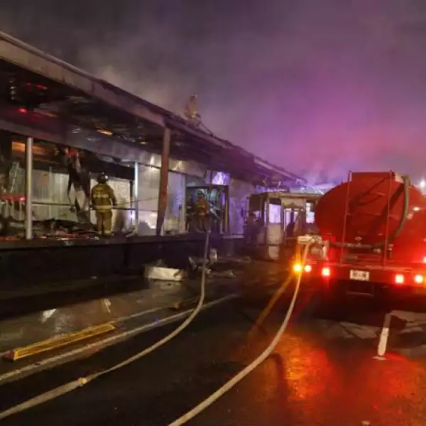 Metrob�s y estaci�n incendiados