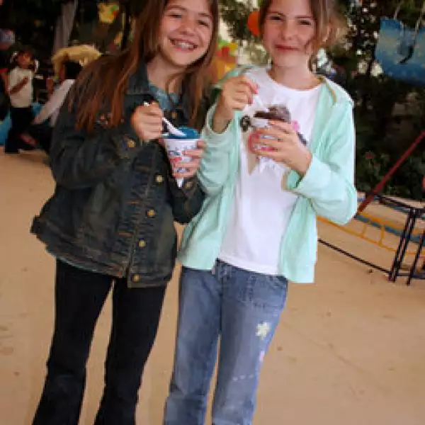 Victoria Covarrubias, Ana Covarrubias