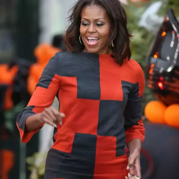 La primera dama usó un cómodo outfit para Halloween, con los clásicos colores de estas fiestas.