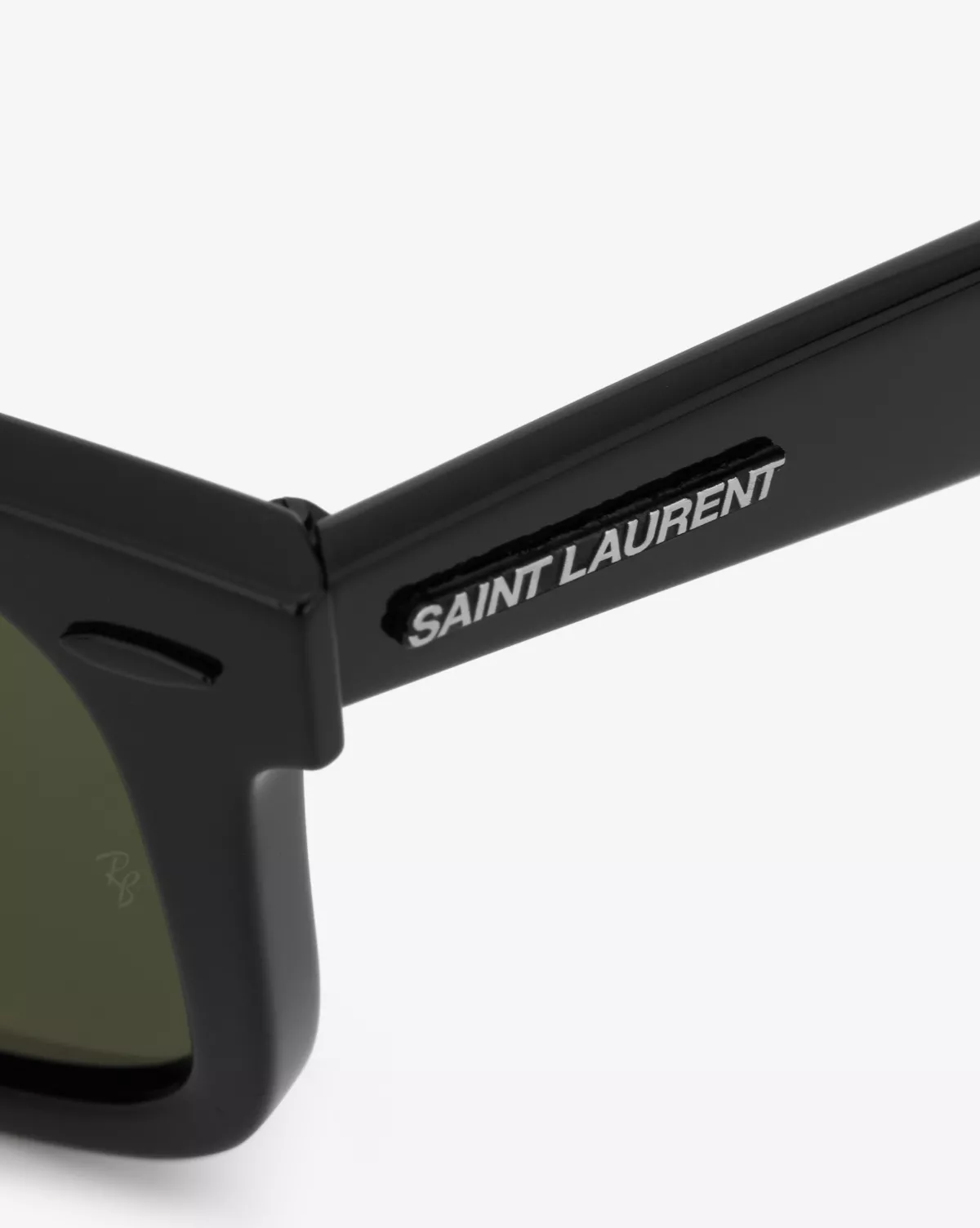 Saint Laurent colabora con Ray Ban para reimaginar su modelo más icónico 