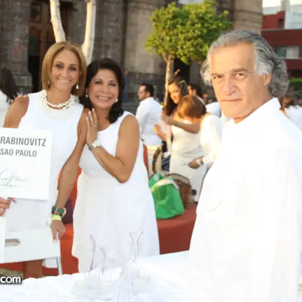 Cecilia Y Ricardo Elias con Isabel Briseño
