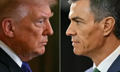 Esta combinación de imágenes de archivo creadas el 4 de marzo de 2026 muestra al presidente estadounidense Donald Trump (Ir) esperando para hablar durante una ceremonia de Medalla de Honor en la Sala Este de la Casa Blanca el 2 de marzo de 2026, en Washington, DC, y el primer ministro español Pedro Sánchez mirando después de una reunión con el presidente de Uruguay, Yamandu Orsi, en la Torre Ejecutiva, la sede del gobierno, en Montevideo el 22 de julio de 2025.