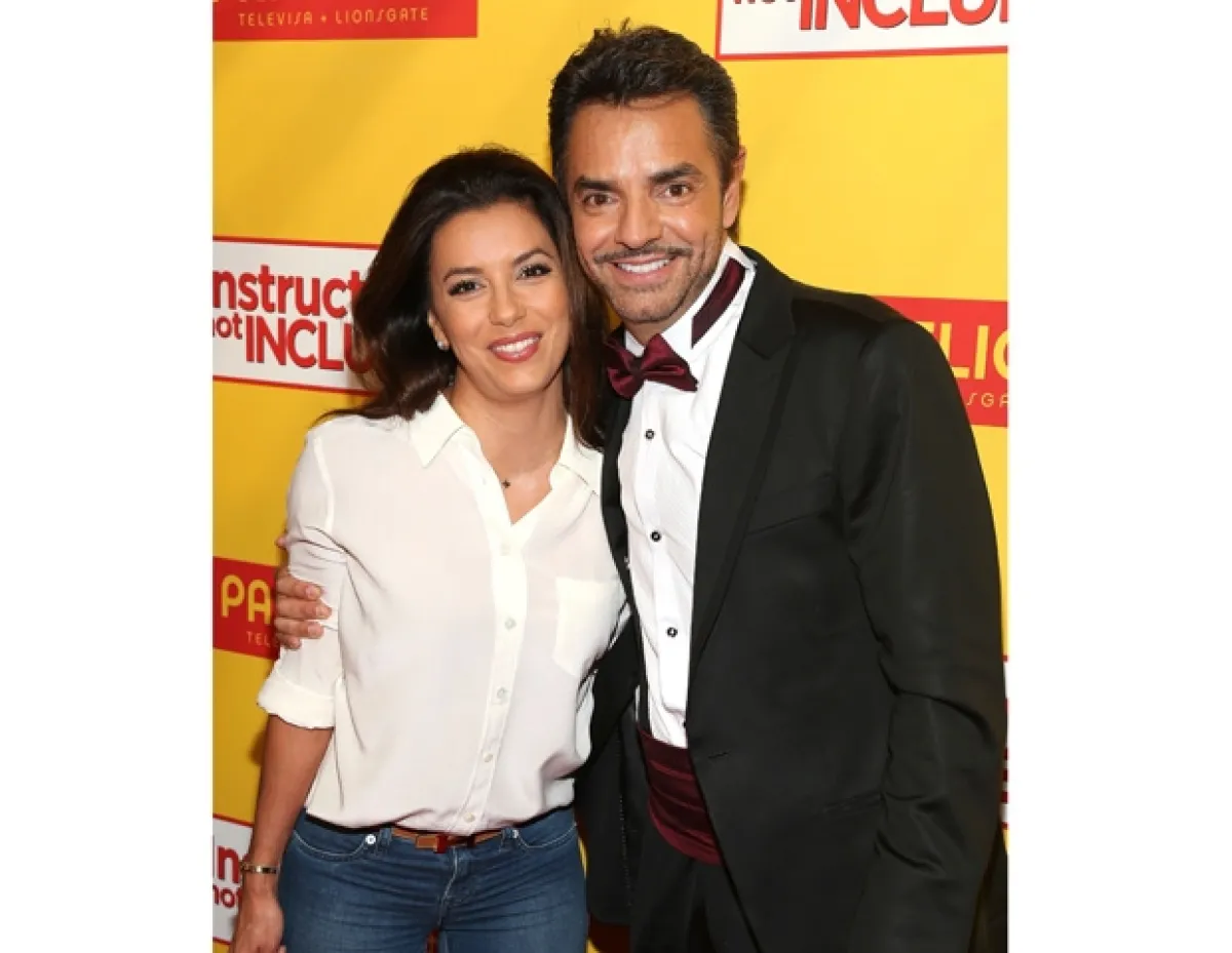 Eva abrazando a su amigo Eugenio.