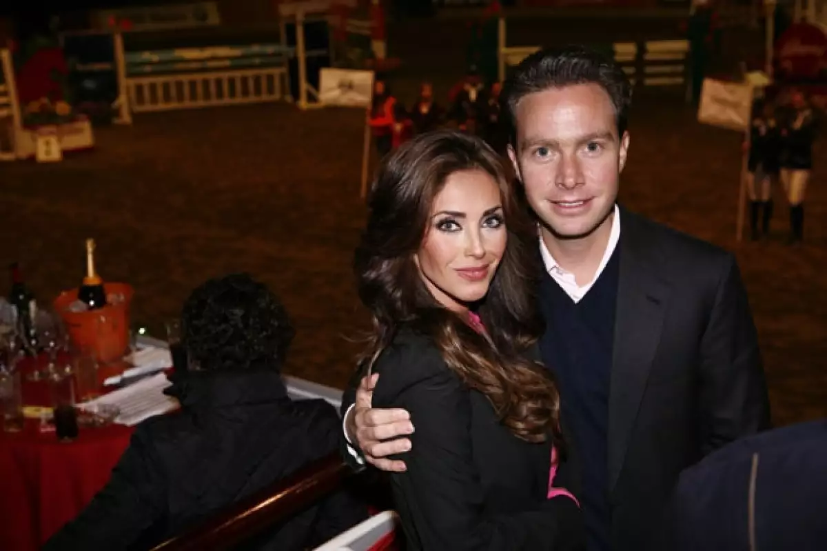 Manuel Velasco, gobernador del estado de Chiapas sorprendió a su novia cuando durante una cena romántica, este fin de semana, decidió poner mayor formalidad a su compromiso y le pidió se casé con él.