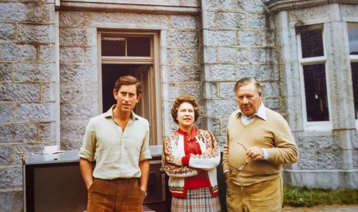 Príncipe de Gales, Carlos; la reina Isabel II y lord John King de Wartnaby 