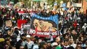 En la imagen se observa a varios contingentes avanzando hacia el Zócalo de CDMX durante la marcha del 2 de octubre. 