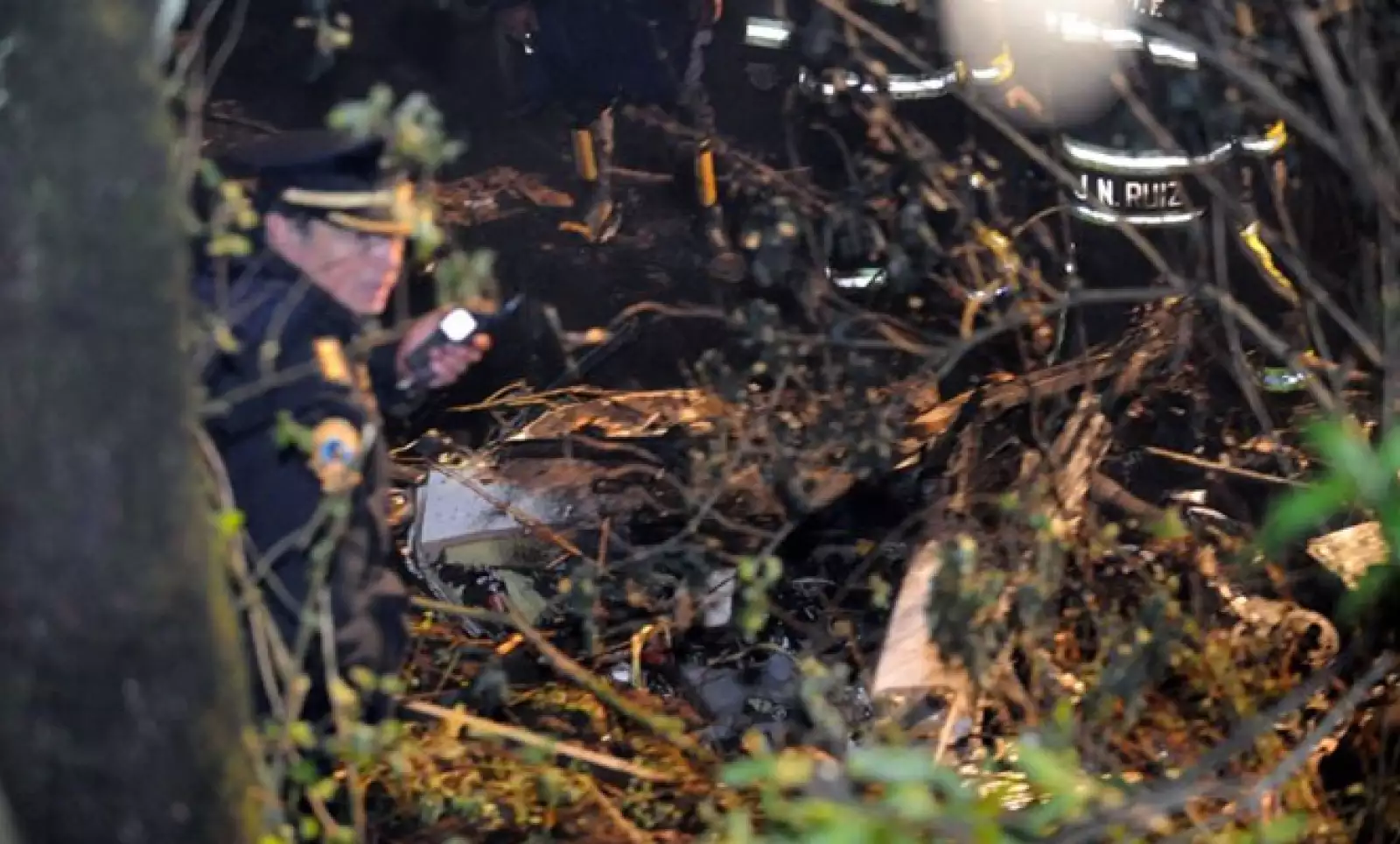 Hasta la mañana de este lunes, en la zona persistía el mal tiempo, mucha neblina y viento, factores que, según los agentes de Protección Civil, contribuyeron al accidente.