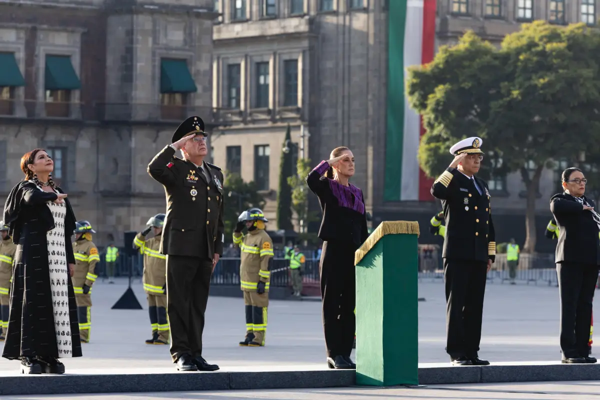 La presidenta Claudia Sheinbaum, acompañada de la jefa de Gobierno de la Ciudad de México, Clara Brugada; el secretario de la Defensa Nacional, Ricardo Trevilla; el titular de la Marina, Raymundo Pedro Morales, y la secretaria de Gobernación, Rosa Icela Rodríguez, saluda a la bandera en el Zócalo de la Ciudad de México en honor a las víctimas de los sismos de 1985 y 2017.