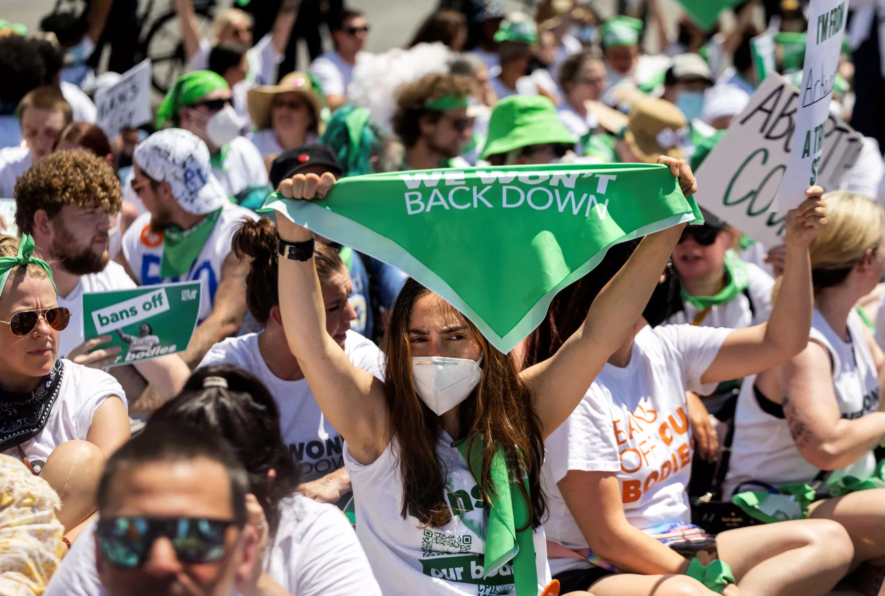 Activistas por el derecho al aborto bloquean una intersección cerca de la Corte Suprema de Estados Unidos para protestar contra la decisión de revertir Roe vs Wade. 
