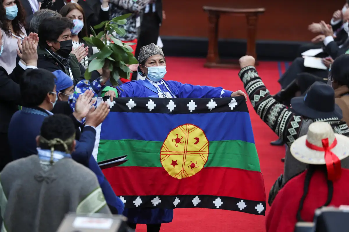 Chile enfrenta una labor histórica: escribir una nueva Constitución que recoja las peticiones de las miles de personas que protestaron en 2019 para exigir el fin de un sistema que perpetúa la desigualdad económica y social en el país.