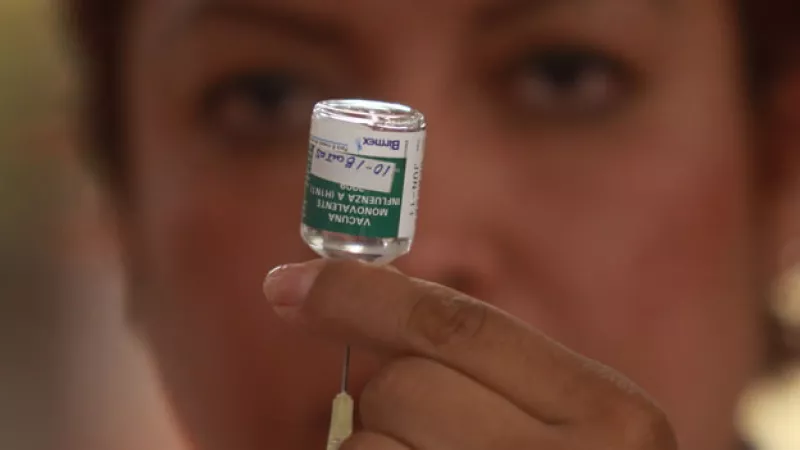 Enfermera sostiene medicamento