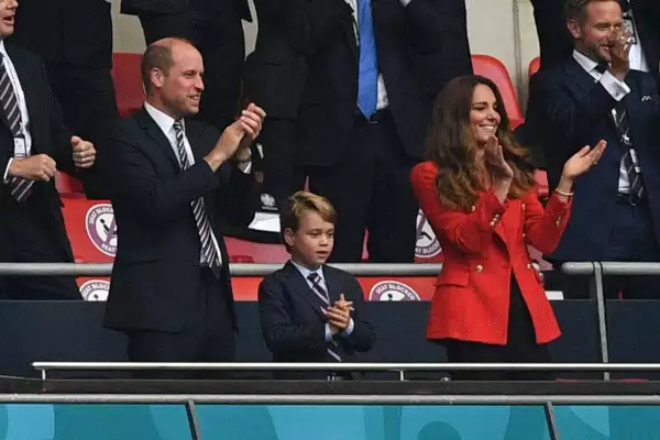 El blazer que lució Kate durante el partido es de la marca Zara.
