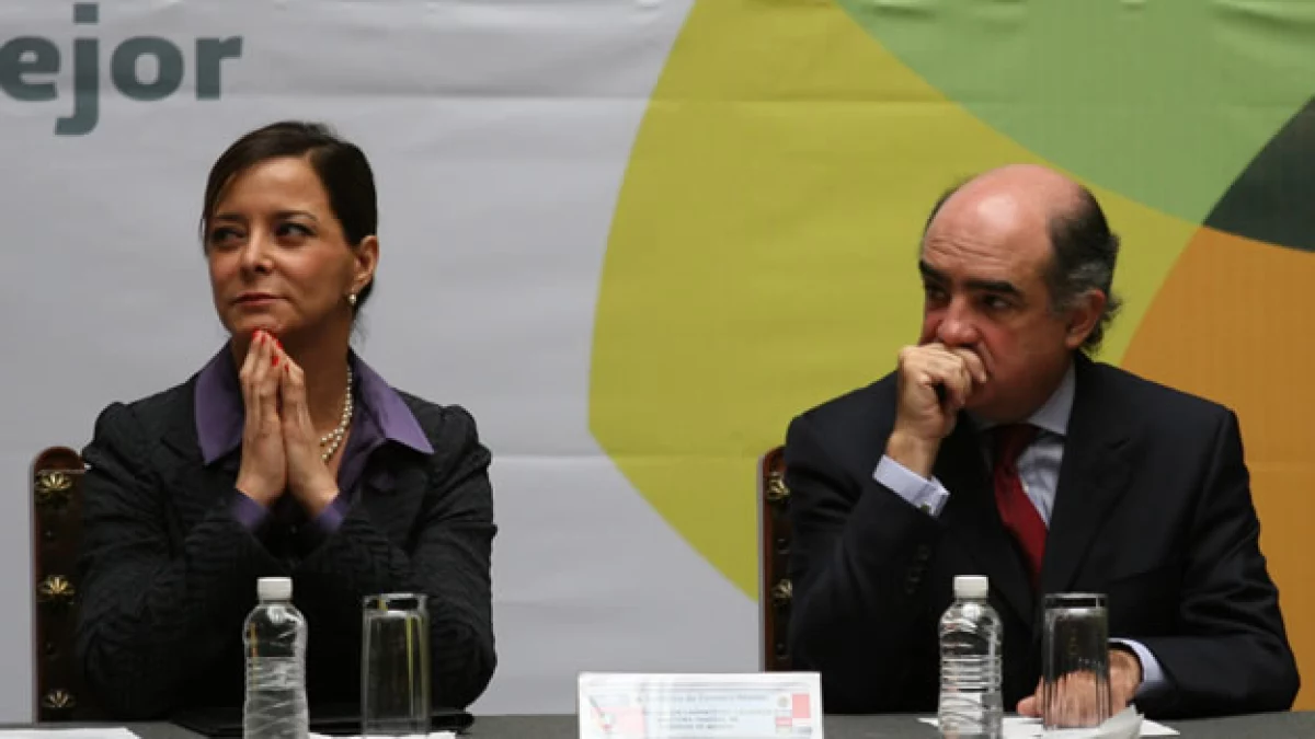 En una imagen de 2009, Purificación Carpinteyro aparece a un lado del entonces secretario de Comunicaciones y Transportes, Luis Téllez