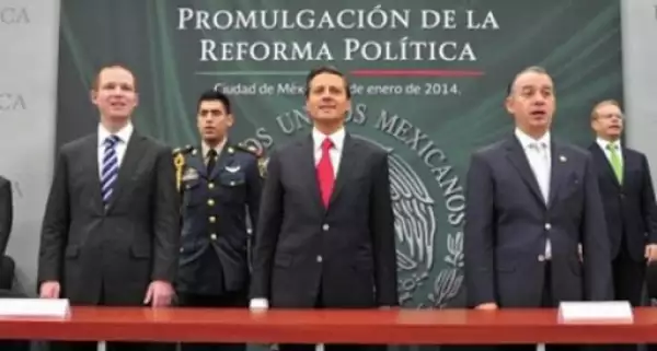 Acompañan a Peña Nieto: Ricardo Anya (izquierda) y Raúl Cervantes (derecha)