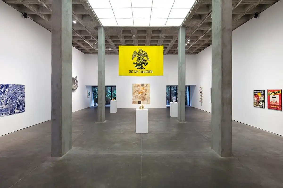 Vista general de la galería OMR con obra del artista Rubén Ortiz Torres. 