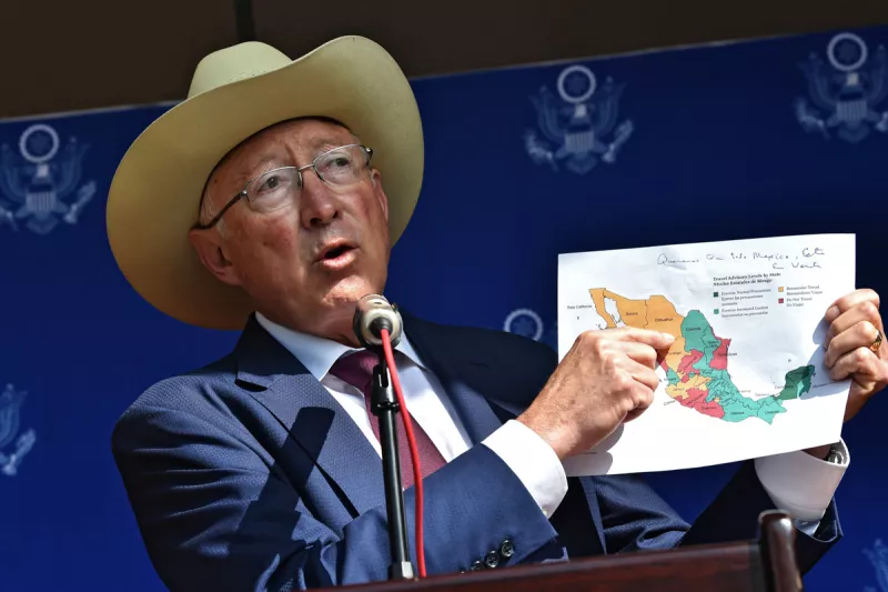 Ken Salazar: el futuro de México y Estados Unidos no está con China