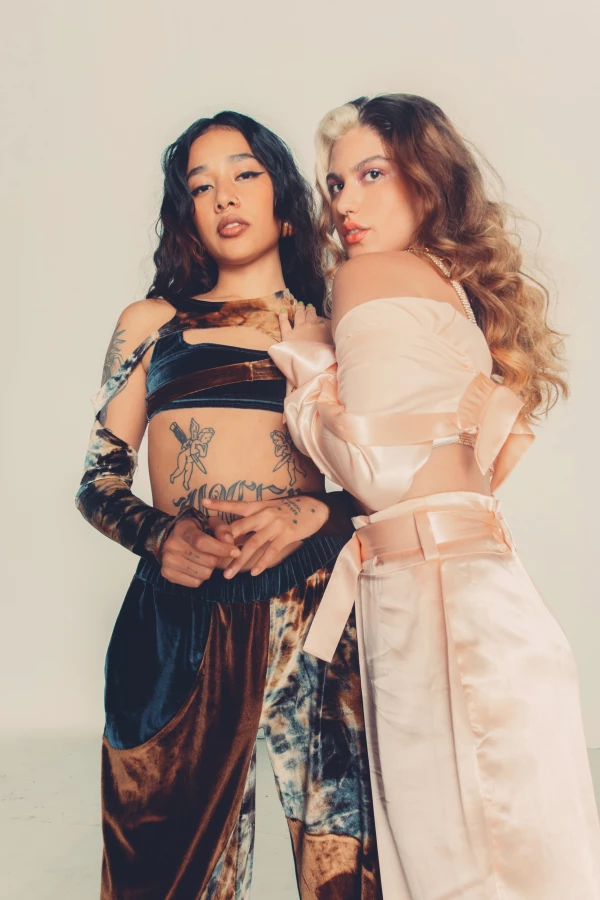 LIZETH-SELENE-GIOVANNA-GRIGIO-REBELDE-ELLE.jpg