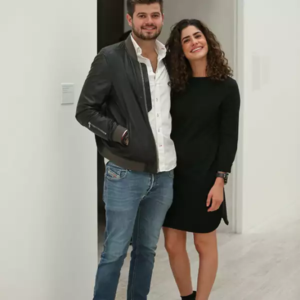 Pedro Saldivar y Camila Carriles