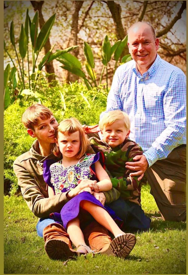 Charlène, Gabriella, Jacques y Alberto de Mónaco.